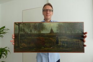 An handout picture released by Dutch art detective Arthur Brand shows a portrait of him posing with the painting title "Parsonage Garden at Nuenen in Spring", painted by Vincent van Gogh in 1884, at his home in Amsterdam on September 11, 2023. - Brand has recovered a precious Vincent van Gogh painting that was stolen from a museum in a daring midnight heist during the coronavirus lockdown three-and-a-half years ago. Brand, dubbed the "Indiana Jones of the Art World" for tracing a series of high-profile lost artworks, told AFP that confirming the painting was the stolen Van Gogh was "one of the greatest moments of my life." (Photo by Handout / ARTHUR BRAND / AFP) / RESTRICTED TO EDITORIAL USE - MANDATORY CREDIT "AFP PHOTO /ARTHUR BRAND " - NO MARKETING NO ADVERTISING CAMPAIGNS - DISTRIBUTED AS A SERVICE TO CLIENTS - RESTRICTED TO EDITORIAL USE - MANDATORY CREDIT "AFP PHOTO /Arthur Brand " - NO MARKETING NO ADVERTISING CAMPAIGNS - DISTRIBUTED AS A SERVICE TO CLIENTS /