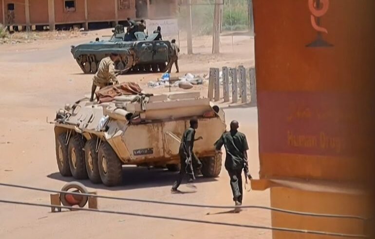 مصادر محلية للجزيرة: الجيش يقصف بالمدافع مواقع للدعم السريع حول حيي جبرة وأبو آدم بالخرطوم المصدر: شاشة الجزيرة - نشرة 4م