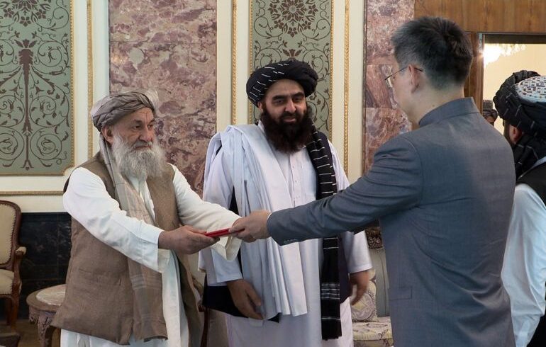 السفير الصيني أوراق اعتماده لدى حكومة طالبان في أفغانستان