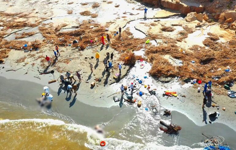 حصري للجزيرة / ليبيا / مشاهد جوية لرسو جثث ضحايا فيضانات درنة على أحد الشواطئ وجهود انتشالها